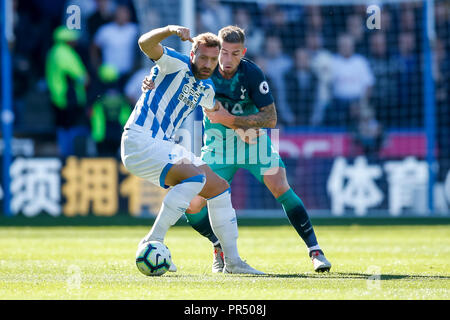 Huddersfield, Regno Unito. Il 29 settembre 2018. Laurent Depoitre di Huddersfield Town e Toby Alderweireld del Tottenham Hotspur durante il match di Premier League tra l Huddersfield Town e Tottenham Hotspur a John Smith's Stadium il 29 settembre 2018 a Huddersfield, Inghilterra. Credito: Immagini di PHC/Alamy Live News Foto Stock