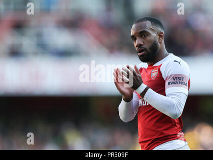 Londra, Regno Unito. Il 29 settembre 2018, Alexandre Lacazette dell'Arsenal riconosce i canti dei tifosi durante il match di Premier League tra Arsenal e Watford all'Emirates Stadium il 29 settembre 2018 a Londra, Inghilterra. Credito: Immagini di PHC/Alamy Live News Foto Stock