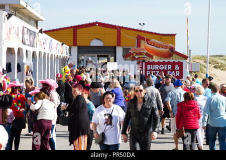 Festival di Elvis, Porthcawl, South Wales, Regno Unito. 29 settembre 2018. Regno Unito: meteo il caldo di oggi porta migliaia di fan di Elvis, scendendo sulla città questo week end per la manifestazione annuale in occasione della celebrazione del Re. 35.000 sono attesi in questo weekend. Elvis imitatori eseguire nelle sedi di Porthcawl nel sempre più popolare manifestazione. Credito: Andrew Bartlett/Alamy Live News Foto Stock