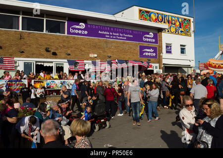 Festival di Elvis, Porthcawl, South Wales, Regno Unito. 29 settembre 2018. Regno Unito: meteo il caldo di oggi porta migliaia di fan di Elvis, scendendo sulla città questo week end per la manifestazione annuale in occasione della celebrazione del Re. 35.000 sono attesi in questo weekend. Elvis imitatori eseguire nelle sedi di Porthcawl nel sempre più popolare manifestazione. Credito: Andrew Bartlett/Alamy Live News Foto Stock