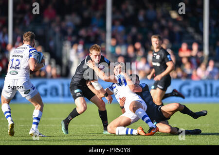 Londra, Regno Unito. Il 29 settembre 2018. Max Clark del bagno è affrontato da Alex Lozowski e Nick Tompkins di Saraceni è affrontato da durante la Premiership Gallagher match tra Saraceni e Bath Rugby presso il Parco di Allianz su Sabato, 29 settembre 2018. Londra Inghilterra. (Solo uso editoriale, è richiesta una licenza per uso commerciale. Nessun uso in scommesse, giochi o un singolo giocatore/club/league pubblicazioni.) Credito: Taka Wu/Alamy Live News Foto Stock