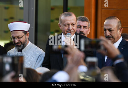 29 settembre 2018, della Renania settentrionale-Vestfalia, Colonia: Recep Tayyip Erdogan, Presidente della Turchia, parla in apertura del DITIB Moschea centrale. Il presidente turco è su una tre giorni di visita di Stato in Germania. Foto: Henning Kaiser/dpa Foto Stock