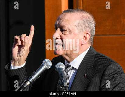 29 settembre 2018, della Renania settentrionale-Vestfalia, Köln: Recep Tayyip Erdogan, Presidente della Turchia, parla in apertura del DITIB Moschea centrale. Il presidente turco è su una tre giorni di visita di Stato in Germania. Foto: Henning Kaiser/dpa Foto Stock