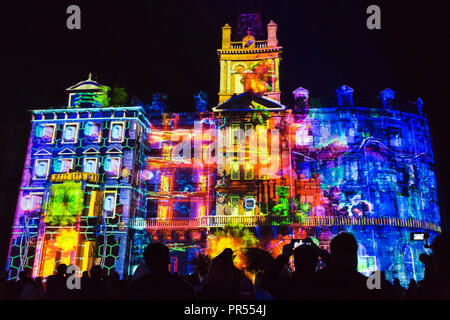 Bournemouth Dorset UK. 29 settembre 2018. Bournemouth arti dal mare la prima sera la spettacolare innovativo spettacolo "Il colore Progetto" ha una proiezione 3D mappatura mostrano intitolato 'Silicon rive' proiettata sul Bournemouth Town Hall. La sua narrativa oceano capovolge 'surfing web' sulla sua testa, con pesci animati, polpi e altre creature del mare climbing sulle pareti del municipio in un mai visto-prima della visualizzazione di illuminazione tematica e incantevole visualizza video. Credito: Carolyn Jenkins/Alamy Live News Foto Stock