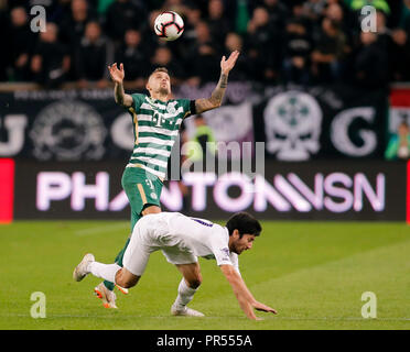 Budapest, Ungheria. 29 settembre 2018. (L-r) Marcel Heister del Ferencvarosi TC falli Giorgi Beridze di Újpest FC durante l'Ungherese Banca OTP Liga match tra Ferencvarosi TC e di Újpest FC a Groupama Arena, il 29 settembre 2018 a Budapest, Ungheria. Credito: Laszlo Szirtesi/Alamy Live News Foto Stock