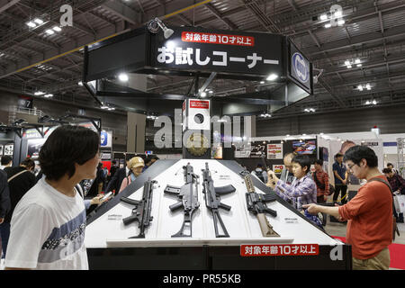 Tokyo, Giappone. 29Sep, 2018. I visitatori di prova pistole soffice come l'aria durante la 58ma tutto il Giappone e modello Hobby Show in Tokyo Big Sight. La mostra annuale introduce hobby merci quali modelli in plastica, action figure, fuchi e soffice come l'aria cannoni da settembre 28-30. Credito: Rodrigo Reyes Marin/ZUMA filo/Alamy Live News Foto Stock