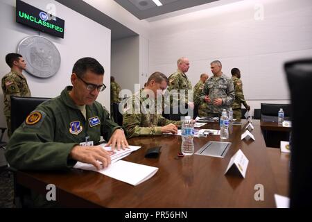 Da sinistra a destra, Air Force Il Mag. Gen. Marc Sasseville, il vice direttore della Air National Guard, Esercito Lt. Gen. Daniel Hokanson, il vice capo della Guardia Nazionale Bureau, Esercito Il Mag. Gen. Charles Whittington Jr., il vice direttore dell'Esercito nazionale Guard e Air Force Brig. Gen. Jeffrey Burkett, il vice direttore delle operazioni nazionali e lo sviluppo della forza la direzione per la Guardia Nazionale Ufficio di presidenza, per prepararsi a un briefing per quanto riguarda l'uragano Florence presso la Guardia Nazionale Centro di coordinamento in Arlington, Virginia, 16 settembre 2018. Il NGCC funziona con esercito e Air Guard Rea Foto Stock