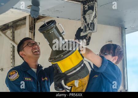 Il personale Sgt. Ohyuk Kwon (sinistra) e lo Staff Sgt. Cassandra Hughes, entrambi assegnati alla 337a test e valutazione Squadron, collegare un adattatore per aereo degli Stati Uniti ad un Air Force B-1 Lancer bombardiere presso Andersen Air Force Base, Guam, durante l'esercizio Valiant scudo 18 sett. 17, 2018. Valiant Shield è una biennale, solo per gli Stati Uniti, la formazione sul campo esercizio con un focus sulla integrazione di formazione congiunta tra le forze americane. Questa formazione consente un vero-mondo proficiency nel sostenere forze congiunte attraverso il rilevamento, la localizzazione, tracking e unità di impegno in mare e in aria, sulla terra e nel cyberspazio in risposta ad una gamma di missione Foto Stock