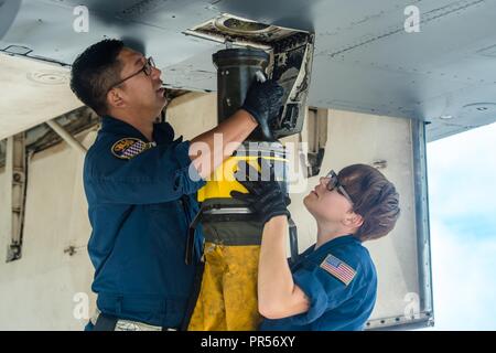 Il personale Sgt. Ohyuk Kwon (sinistra) e lo Staff Sgt. Cassandra Hughes, entrambi assegnati alla 337a test e valutazione Squadron, collegare un adattatore per aereo degli Stati Uniti ad un Air Force B-1 Lancer bombardiere presso Andersen Air Force Base, Guam, durante l'esercizio Valiant scudo 18 sett. 17, 2018. Valiant Shield è una biennale, solo per gli Stati Uniti, la formazione sul campo esercizio con un focus sulla integrazione di formazione congiunta tra le forze americane. Questa formazione consente un vero-mondo proficiency nel sostenere forze congiunte attraverso il rilevamento, la localizzazione, tracking e unità di impegno in mare e in aria, sulla terra e nel cyberspazio in risposta ad una gamma di missione Foto Stock