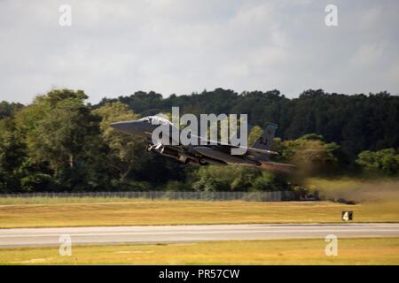 Un F-15E Strike Eagle assegnato al 334 Fighter Squadron decolla, Sett. 12, 2018 presso Seymour Johnson Air Force Base in North Carolina. Più di 50 aeromobili assegnati al Seymour Johnson AFB sono stati riposizionati come misura precauzionale per evitare gravi meteo associato con l'uragano Florence. Foto Stock