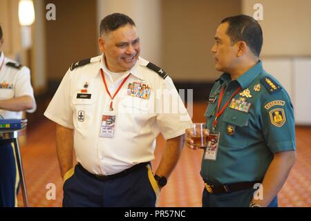 Hawaii Esercito Nazionale Guardia, Col. Rudolph Ligsay, e TNI Col. Werijon discutere il prossimo scenario i loro team di progettisti di missione sono probabilmente affrontare durante la Gema Bhakti 2018, Sett. 17, 2018 Jakarta Indonesia. Gema Bhakti è una forza comune multi-personale nazionale esercizio dove il personale militare da parte degli Stati Uniti Indo-pacifico Comando e Indonesia opera attraverso un processo noto come i militari del processo decisionale. Questo processo è un passo fondamentale che coinvolge il comandante il personale che lavora con tutti i più elevati e comandi di abbassamento per definire la missione, le sue variabili e la situazione coinvolti e ho Foto Stock