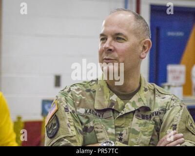 Lt. Gen. Timothy J. Kadavy, Esercito Guardia Nazionale direttore, orologi come Nebraska esercito nazionale Guard UH-60 Blackhawk elicottero è guidato nell'hangar presso l'esercito Aviation Support Facility in Raleigh, North Carolina. È stato Kadavy danni topografici della zona e incontro con la Guardia Nazionale di truppe per discutere l'uragano Florence sollievo e operazioni di recupero in corso. (Nebraska Guardia Nazionale Foto Stock