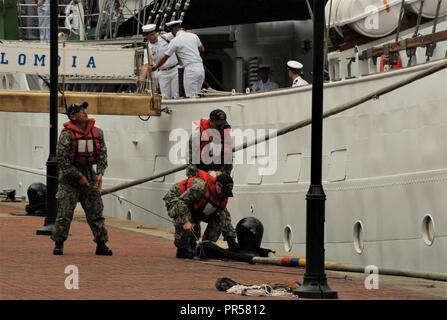 Il colombiano della Marina ARC Gloria ancorato alla città di Norfolk i Otter Berth in Downtown Norfolk sotto una torbida e cielo nuvoloso lunedì, 17 settembre 2018. I membri dell'equipaggio a bordo della USS Oscar Austin (DDG-79) erano a portata di mano per assistere con la linea di movimentazione e in modo sicuro il docking sailing vessel. Foto Stock