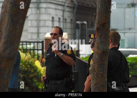 Membri della città di Norfolk del dipartimento di polizia, compresi i membri della loro divisione patrol e Harbour patrol team, erano a portata di mano per accogliere il colombiano della Marina ARC Gloria come ha attraccato nel centro cittadino di Norfolk, Virginia. Foto Stock