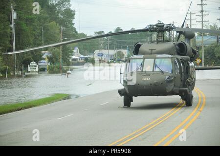 Un Pennsylvania National Guard UH-60 Black Hawk elicottero è parcheggiato su una strada in Conway, Carolina del Sud che è chiusa a causa di inondazioni, Sett. 17, 2018. Foto Stock