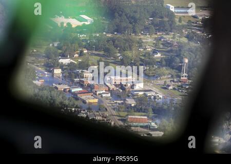 Alaska Air guardie nazionali dall'ala 176condurre le operazioni di soccorso nei pressi di Sampson, N.C., Sett. 17, 2018. Le guardie condotte indagini sul sito e antenna eseguito il rifornimento di carburante con un 211th Rescue Squadron HC-130J contro il re II aeromobili e trasportato 212th RQS personale per assistere con recupero di alluvione isolati sopravvissuti attraverso un California ANG dell ala 129HH-60 elicottero Pavehawk equipaggi composti da membri della 210th RQS. Guardie dal 176Operations Support Squadron e 176squadrone manutenzione condotta dietro le quinte le attività a Naval Air Station Oceana, Va., rendendo le operazioni di soccorso Foto Stock