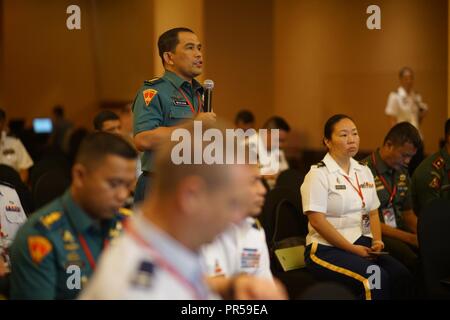 Tentara Nasional Indonesia, Col. Mutandine Werijon il ritmo di battaglia dei prossimi giorni della Gema Bhakti per il personale militare dell'Tentara Nasional Indonesia e il militare degli Stati Uniti, Sett. 18, 2018 Jakarta Indonesia. Gema Bhakti è una forza comune multi-personale nazionale esercizio dove il personale militare da parte degli Stati Uniti Indo-pacifico Comando e Indonesia opera attraverso un processo noto come i militari del processo decisionale. Questo processo è un passo fondamentale che coinvolge il comandante il personale che lavora con tutti i più elevati e comandi di abbassamento per definire la missione, le sue variabili e la situazione coinvolti Foto Stock