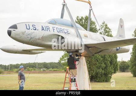 Questo T-33 Shooting Star display statico onorando gen. Daniel 'Chappie' James Jr è stato preso in giù per lavori di ristrutturazione dal 14 settembre 2018. Gen. James è stato il primo americano africano a quattro stelle in generale dei militari degli Stati Uniti e servita come un all-weather getto pilota da caccia a Otis Air Force Base negli anni cinquanta. In aprile 1953 egli divenne comandante della 437th Fighter Interceptor Squadron, e nel mese di agosto 1955 ha assunto il comando del sessantesimo FIS su base. Foto Stock