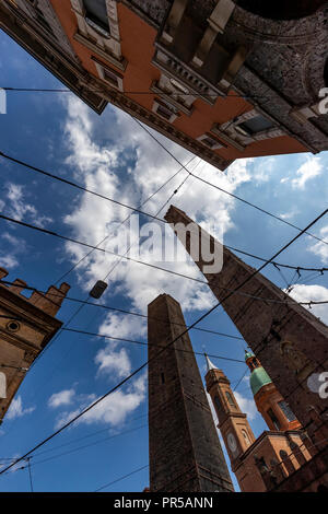 Nobile iconica torri di Bologna, la Garisenda e Asinelli torri medievali, Bologna, Italia. Foto Stock