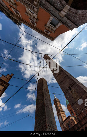 Nobile iconica torri di Bologna, la Garisenda e Asinelli torri medievali, Bologna, Italia. Foto Stock