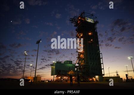 I tecnici si riuniscono intorno al lancio nello spazio di due complessi mentre facendo i preparativi per il lancio di un regno alleanza di lancio razzo delta II che porta la NASA's Ice, Cloud e terra via satellite di elevazione II Sett. 14, 2018 su base aerea di Vandenberg, California Il lancio ha segnato la missione finale per il razzo Delta II, che prima ha lanciato nel febbraio 14, 1989 e ha lanciato 155 volte compresi ICESat-2. Foto Stock