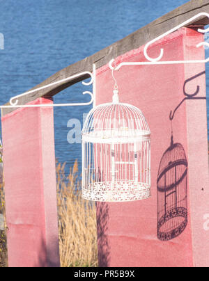 White Bird Cage nella parte anteriore di mare Foto Stock