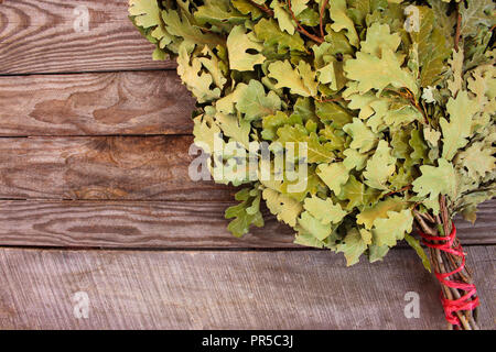 Scopa in legno di quercia per un bagno su sfondo di legno. Foto Stock