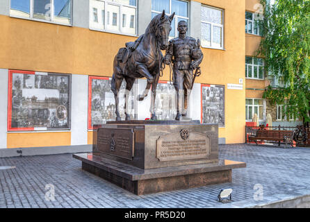 Samara, Russia - 22 Settembre 2018: Monumento ai soldati del quinto ussaro reggimento alessandrina (nero ussari) Foto Stock