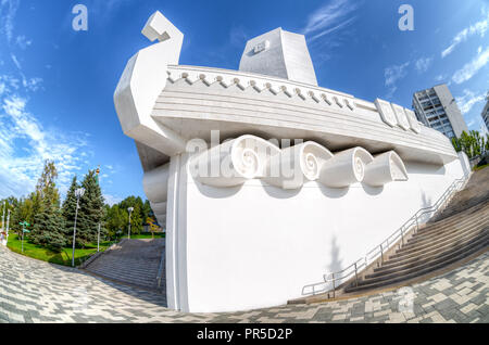 Samara, Russia - 15 Settembre 2018: vista Fisheye sul monumento "barca" sotto forma di una nave bianca con vela presso la città argine del fiume Volga in su Foto Stock