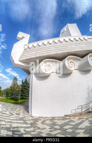 Samara, Russia - 15 Settembre 2018: vista Fisheye sul monumento "barca" sotto forma di una nave bianca con vela presso la città argine del fiume Volga in su Foto Stock