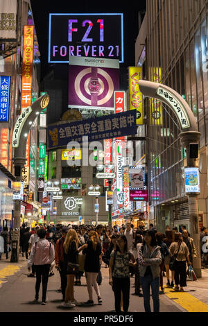 Venerdì notte Street scene a Center-Gai, Shibuya-Ku, Tokyo, Giappone Foto Stock
