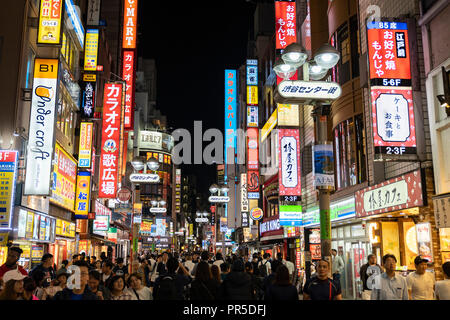 Venerdì notte Street scene a Center-Gai, Shibuya-Ku, Tokyo, Giappone Foto Stock