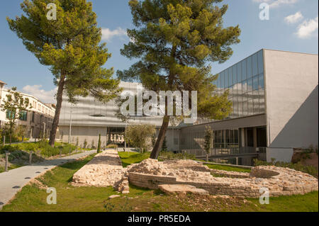 Il Musée de la Romanity di Nîmes visto dal giardino, Francia Foto Stock