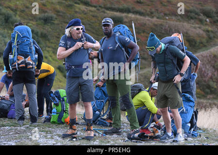 Sir Richard Branson, suo figlio Sam Branson (destra) e ex pista leader Karl Lokko (centro) impostazione a salire il monte bianco nelle Alpi sulla fase finale della Vergine si sforzano sfida. Foto Stock