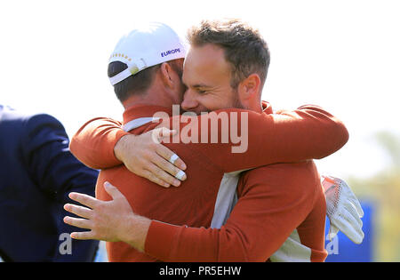 Team Europe's Paul Casey (sinistra) e Tyrrell Hatton celebrare dopo la loro vittoria su xvi durante il Fourballs corrisponde al giorno due della Ryder Cup presso Le Golf National, Saint-Quentin-en-Yvelines, Parigi. Foto Stock