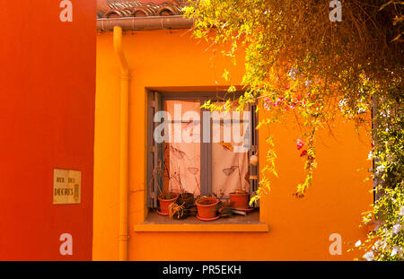 Due case dipinte in colori della bandiera della Catalogna a Collioure, Francia meridionale Foto Stock