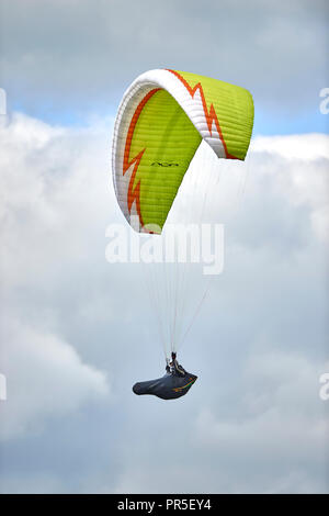 Parapendio volare al di sopra della rivolta a ovest in scarpata in pendenza su Dunstable Downs, Bedfordshire, Regno Unito. Chiltern Hills. Il parapendio. Foto Stock