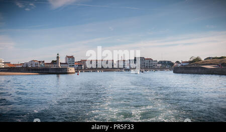 Saint Gilles Croix de Vie, Francia - 16 Settembre 2018: vista posteriore di un Traghetto in uscita dal porto verso l'isola di Yeu su un giorno di estate Foto Stock