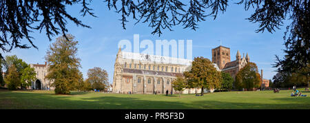 Panorama della cattedrale di St Albans che mostra l'Abbey Gateway, parte dell'esclusiva St Alban's School dove Stephen Hawking frequentò come studente Foto Stock