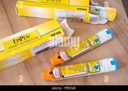 EpiPen autoejectors utilizzato per iniettare adrenalina in una vittima di anaphalaxis. Credito: Gareth Llewelyn/Alamy Foto Stock