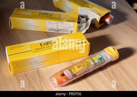 EpiPen autoejectors utilizzato per iniettare adrenalina in una vittima di anaphalaxis. Credito: Gareth Llewelyn/Alamy Foto Stock