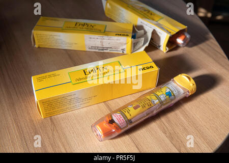 EpiPen autoejectors utilizzato per iniettare adrenalina in una vittima di anaphalaxis. Credito: Gareth Llewelyn/Alamy Foto Stock