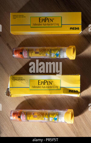 EpiPen autoejectors utilizzato per iniettare adrenalina in una vittima di anaphalaxis. Credito: Gareth Llewelyn/Alamy Foto Stock