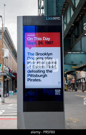 Un messaggio su un collegamento nella schermata di NYC per la commemorazione del 61o anniversario della Brooklyn Dodgers ultima partita al campo Ebbets a Brooklyn. In Queens, NYC Foto Stock