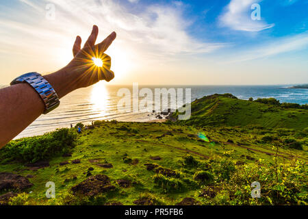 Vagator Beach - raggi del tramonto catturato nella cornice intorno al verde bellezza naturale di Goa, India. Foto Stock