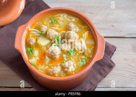 Polpette con zuppa di verdure e tagliatelle su sfondo di legno con copia spazio. Polpetta casalinga zuppa. Foto Stock