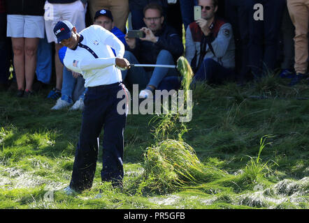 Il Team USA di Tiger Woods colpi dal rough al quinto durante il match Foursomes al giorno due della Ryder Cup presso Le Golf National, Saint-Quentin-en-Yvelines, Parigi. Foto Stock