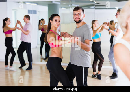 Ordinaria coppia danzante ballare il tango insieme in studio Foto Stock