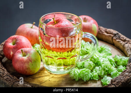 Il sidro di mele fresche birre di frumento, luppolo e mele Foto Stock