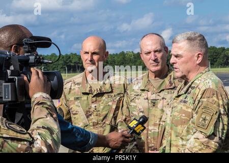 Capo di stato maggiore dell esercito gen. Mark Milley (a destra), North Carolina National Guard aiutante generale Il Mag. Gen. Gregorio Lusk (centro destra), e il suo vice Il Mag. Gen. James Ernst discutere i tentativi di recupero in nord Carolina a AASF #1 in Morrisville, North Carolina, sul Sett. 17, 2018. Guardie Nazionali da più di due dozzine di membri hanno fatta convergere sulla regione devastati dall' uragano Firenze per aiutare i soccorritori in North Carolina. (Esercito Guardia Nazionale Foto Stock